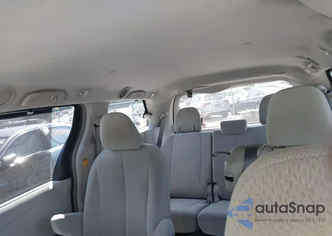 2013 Toyota Sienna Le V6 8 Passenger z USA, uszkodzony, nr VIN 5TDKK3DC3DS401117